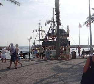 Ten statek dopływał do naszej plaży