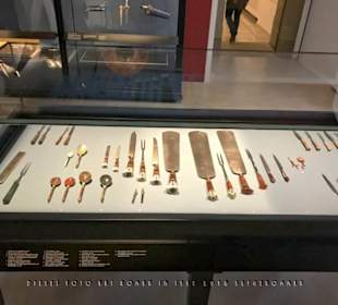Vitrine mit Messern, Gabeln und Löffeln