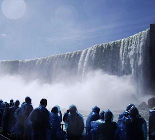 Blau eingepackte Menschen und tosende Fälle