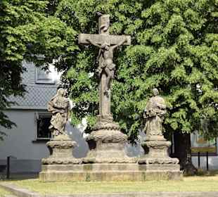 Kreuzigungsgruppe vor der Pfarrkirche