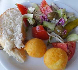 Käsebällchen und Griechischer Salat