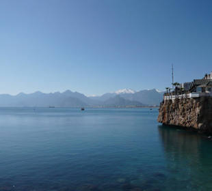 Blick aufs Meer vom Hafen