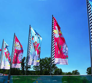 Die Fahnen weisen einen dem Weg