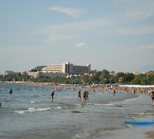 Side-Weststrand mit Blick auf das Melas Resort