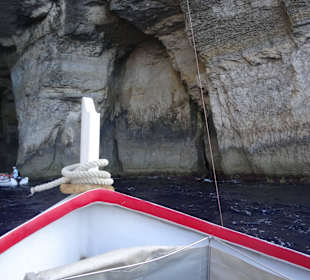 Stau an der Einfahrt zur Höhle