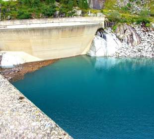 Hochwasserüberlaufbecken am Ende