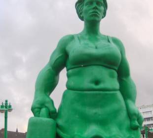 Grüne Figuren vor dem Bahnhof Westerland