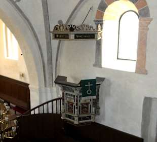 Die Kanzel von der Empore aus gesehen