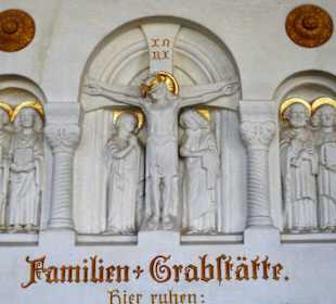 Details von den Arkadengräbern des Stadtfriedhofes