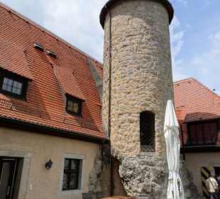 Außenhof und Turm auf Burg Rabenstein