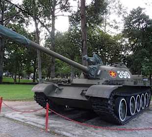 Panzer vor dem Palast