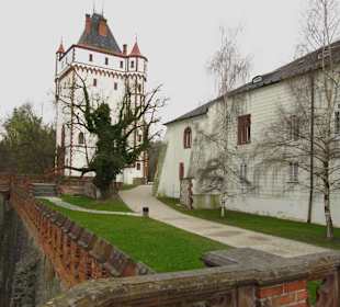 Zámecké křídlo a věž z parku