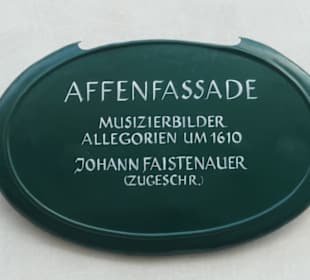 Info-Tafel zur Affenfassade Rückseite Hirschenhaus