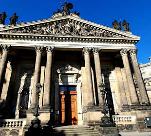 An der Front, gewaltige Säulen