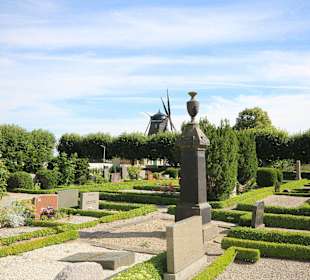 Friedhof mit Blick zur Mühle