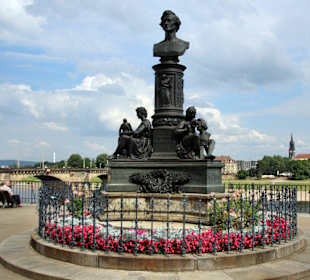 Denkmal auf der Terrasse