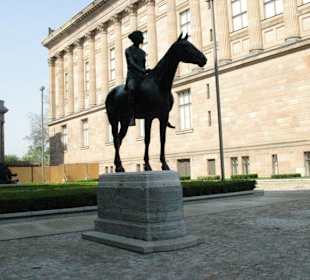 Amazone zwischen Alt und Neu