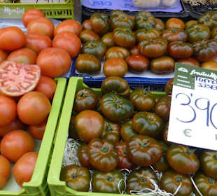 Markt in Andratz - unterschiedliche Tomaten