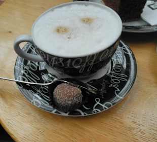 Bei jeder Tasse Kaffee gibts gratis eine Praline