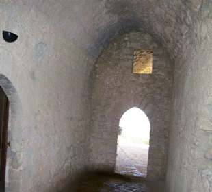 schmaler Gang beim Eingang zum Souvenirgeschäft