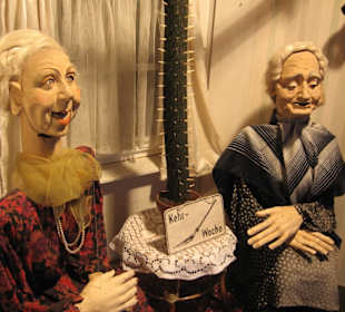 Frau Kehrer und Frau Schäufele im Brückenhäuschen