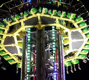 Fahrgeschäft in der Nacht