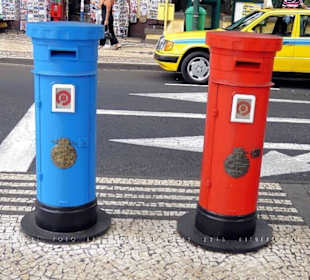 Briefkästen in Blau und Rot, Taxis in Gelb
