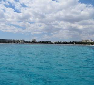 Wunderschönes Wasser bei der Boots- Küstenfahrt