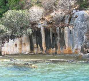 Ruinenreste im Wasser