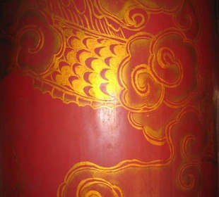 Rot-Goldene Säulenmalerei im Tempel