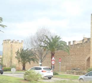 Blick zur Stadtbefestigung von Alcudia