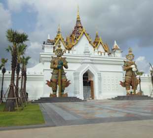 Hauptgebäude mit Eingangsbereich