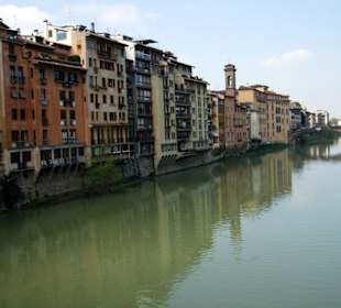 Blick von der Ponte Vecchio über den Arno