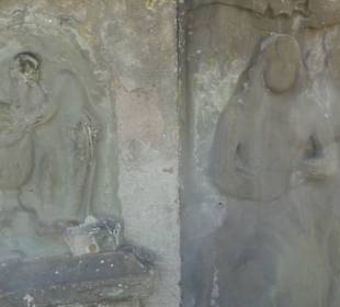 Mauer Alter Friedhof mit Grabsteinen / Grabplatten