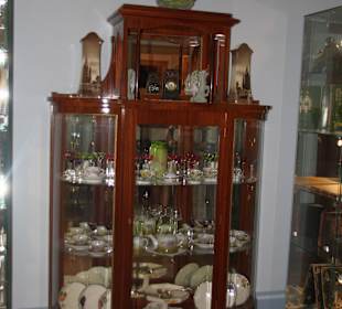 Vitrine mit Geschirr
