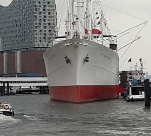 Cap San Diego mit der Elbphilharmonie