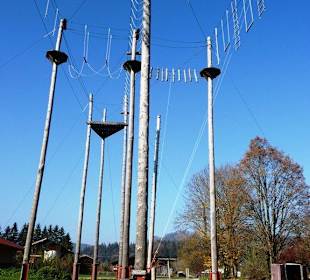 Der 14m hohe Hochseilgarten (unten)