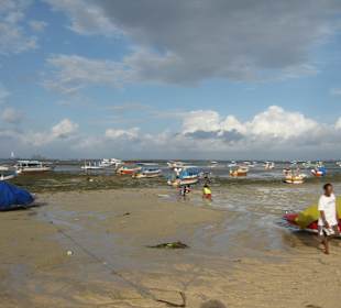 Schiffe liegen fast im Sand