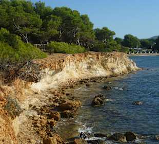 Weg zum Strand Niu blau an der Steilküste entlang