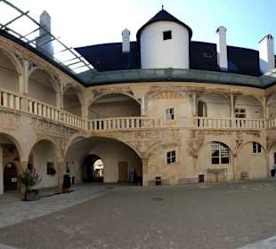Innenhof mit Arkaden