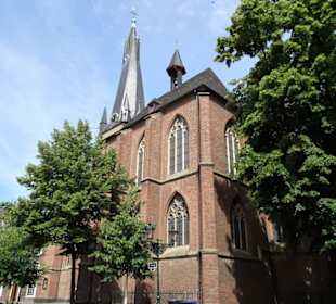 Auf dem Kirchhof der Lambertuskirche