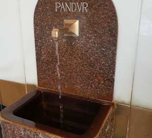 Wasserausgabe „in Selbstbedienung“ in der Vorhalle