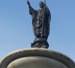 Der Kiliansbrunnen auf dem Bahnhofsvorplatz