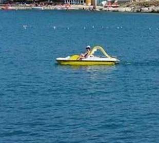 Tretboote am Strandsteg Baroni leihen