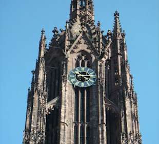 Blick von unten zur Turmuhr & Plattform darüber