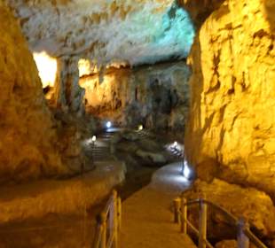 Verschieden Steinformationen in der Höhle