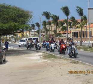 Eagle Beach endet direkt an der Straße