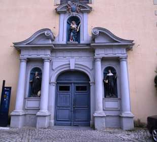Seitenportal der Kirche Saint-Jean Baptiste