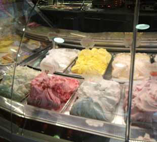 Kuchen- und Eistheke