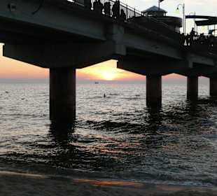 Die Seebrücke von unten bei Sonnenuntergang